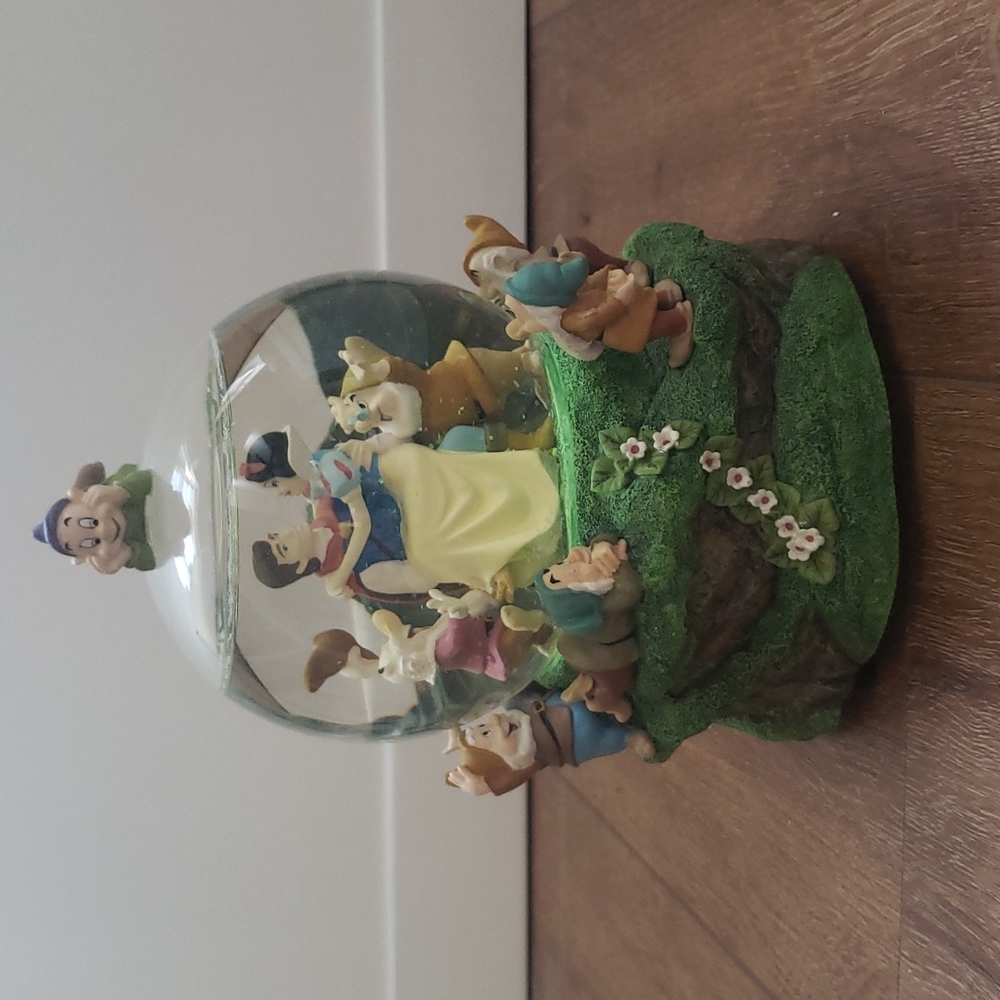 Snow White Snowglobe